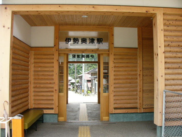 ログハウス風の伊勢奥津駅